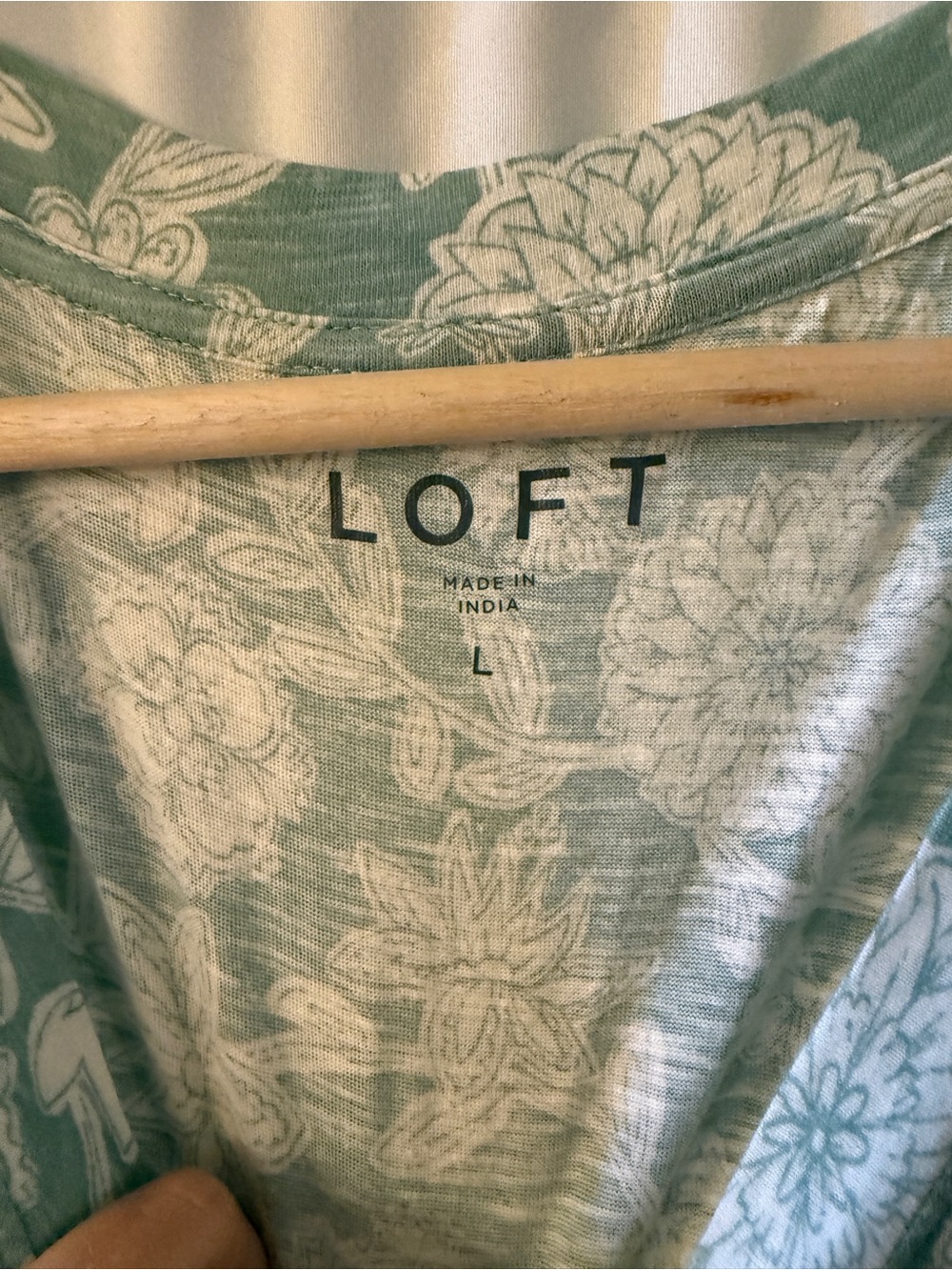 NWT Loft Women's Mint Green Floral V-Neck Tee - Picture 3 of 6